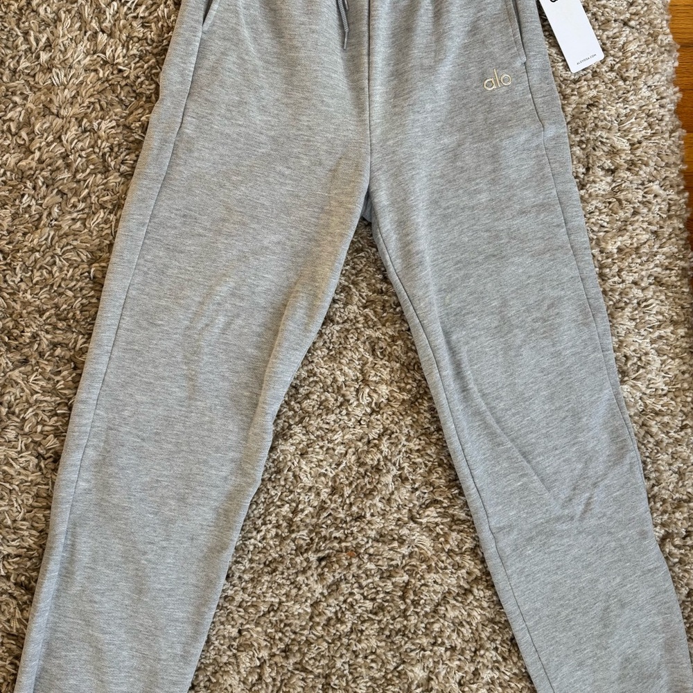 ALO Yoga Women's Accolade Sweatpant Heather Grey